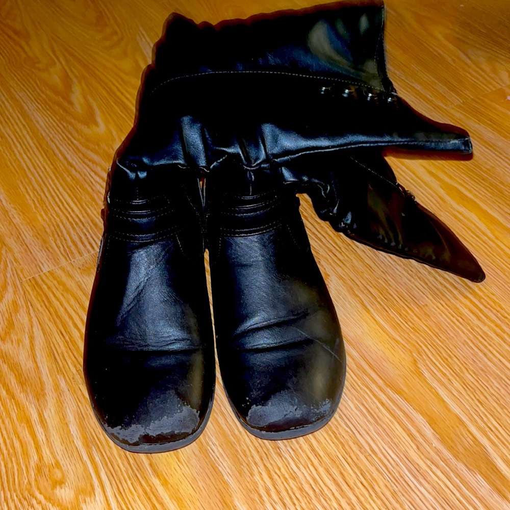 These are size 8 medium brand Prada